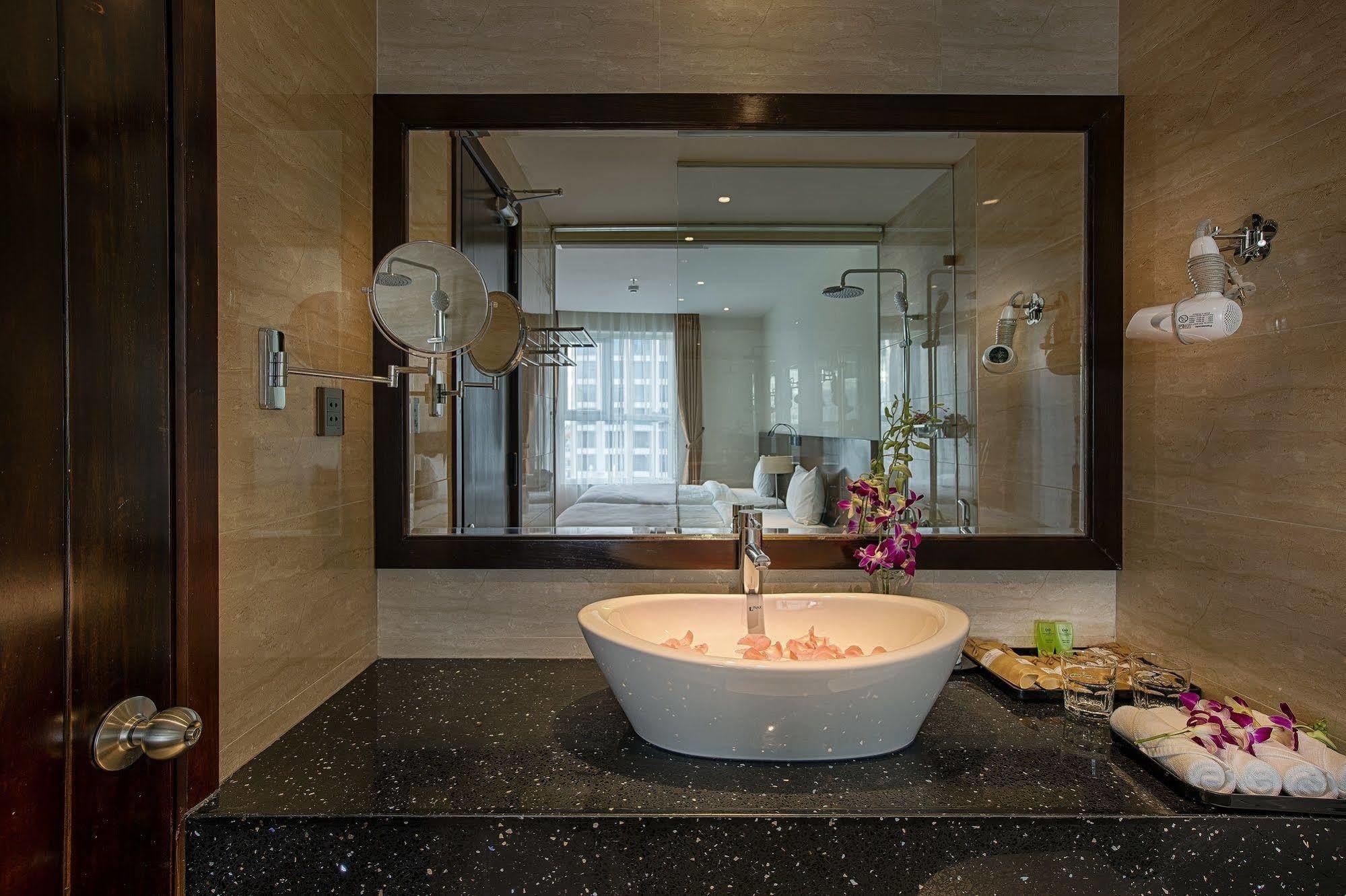 Sofia Suite Hotel Danang Экстерьер фото